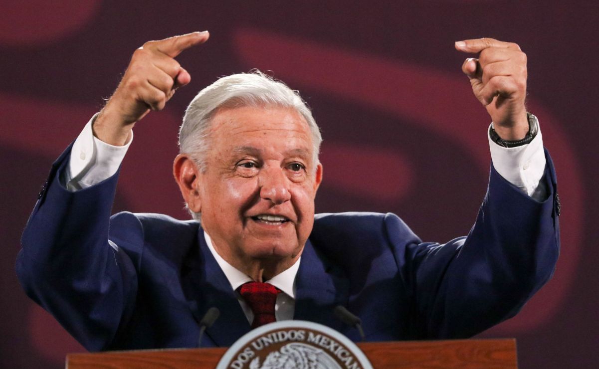 El presidente López Obrador estuvo muy cerca de recibir un golpe con una botella.