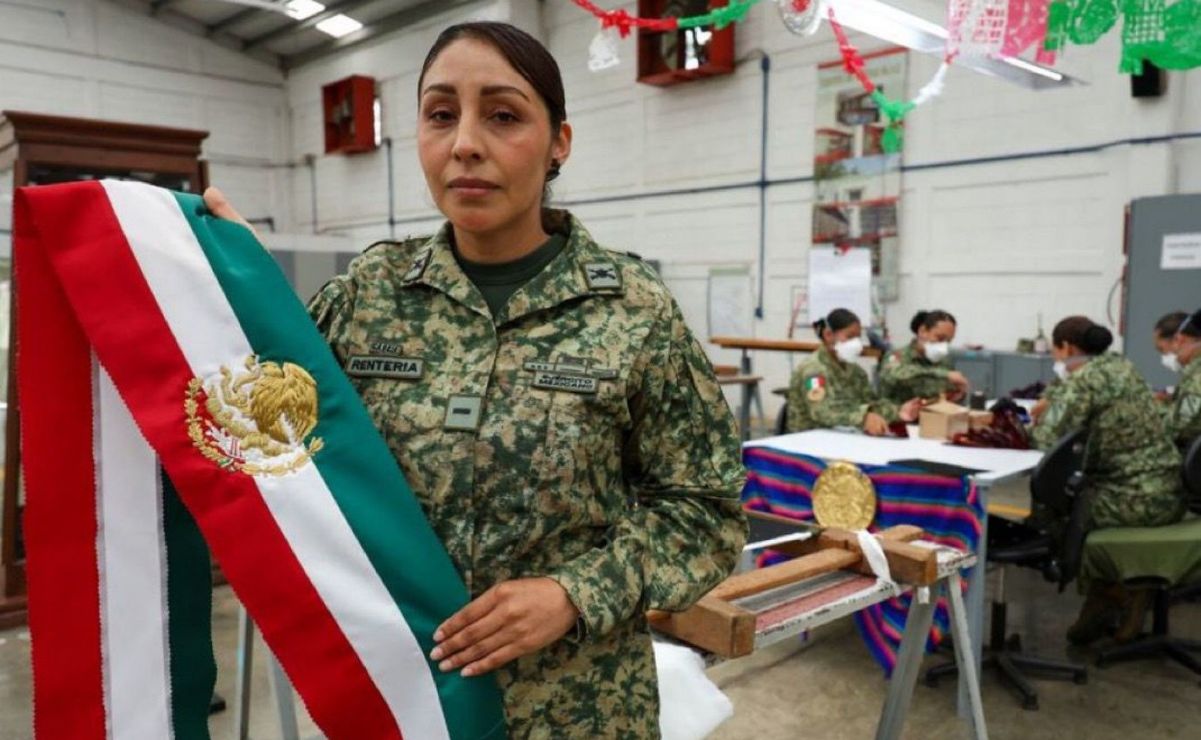 La banda presidencial debe tener las bandas de los colores verde, blanco y rojo.