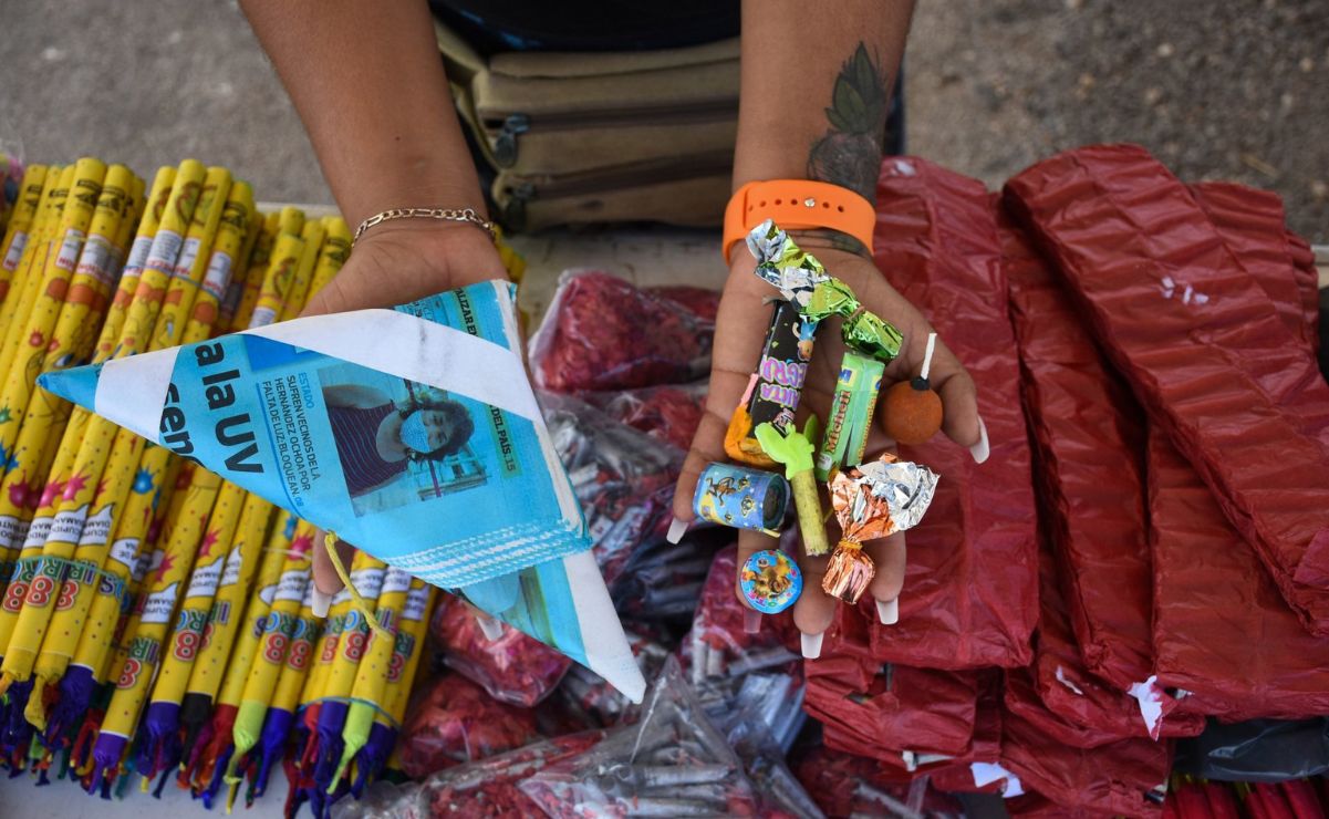Algunas personas suelen salir a las calles para tronar cuetes durante las fiestas patrias.