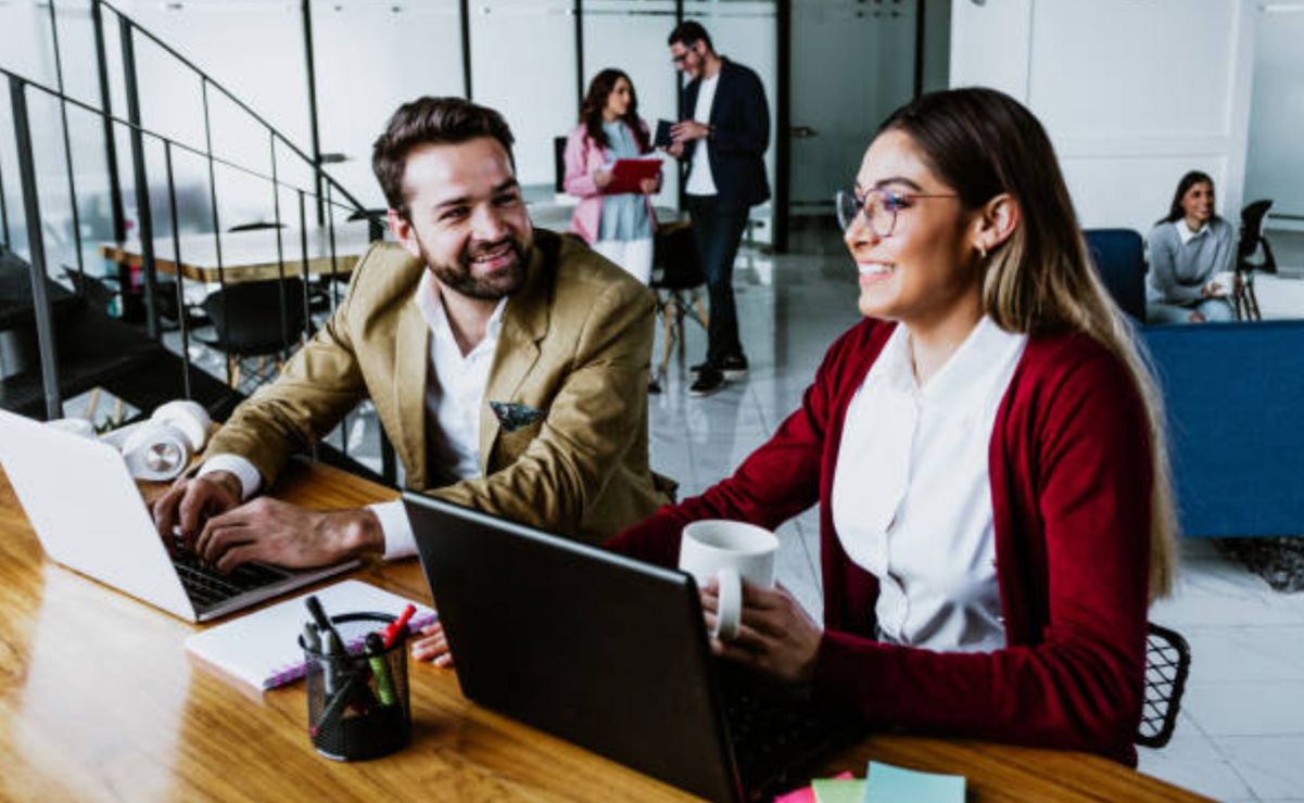 La reducción de la jornada laboral es una estrategia que busca favorecer a los trabajadores mexicanos.