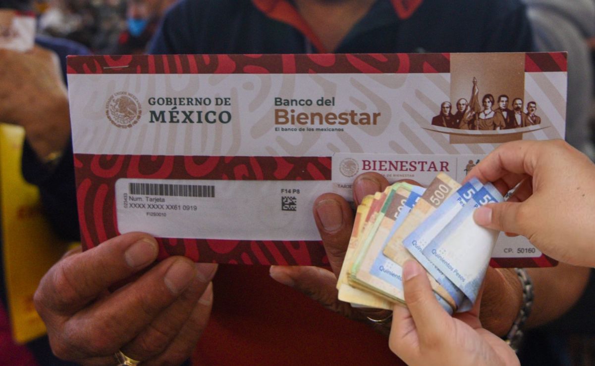 La Carta Magna establece que todas las mexicanas y los mexicanos tienen derecho a recibir una pensión digna a partir de los 65 años.