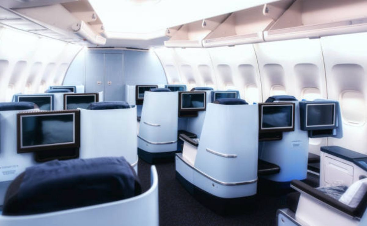 La imagen de Fernández Noroña abordo de un vuelo de primera clase ha recibido fuertes críticas.