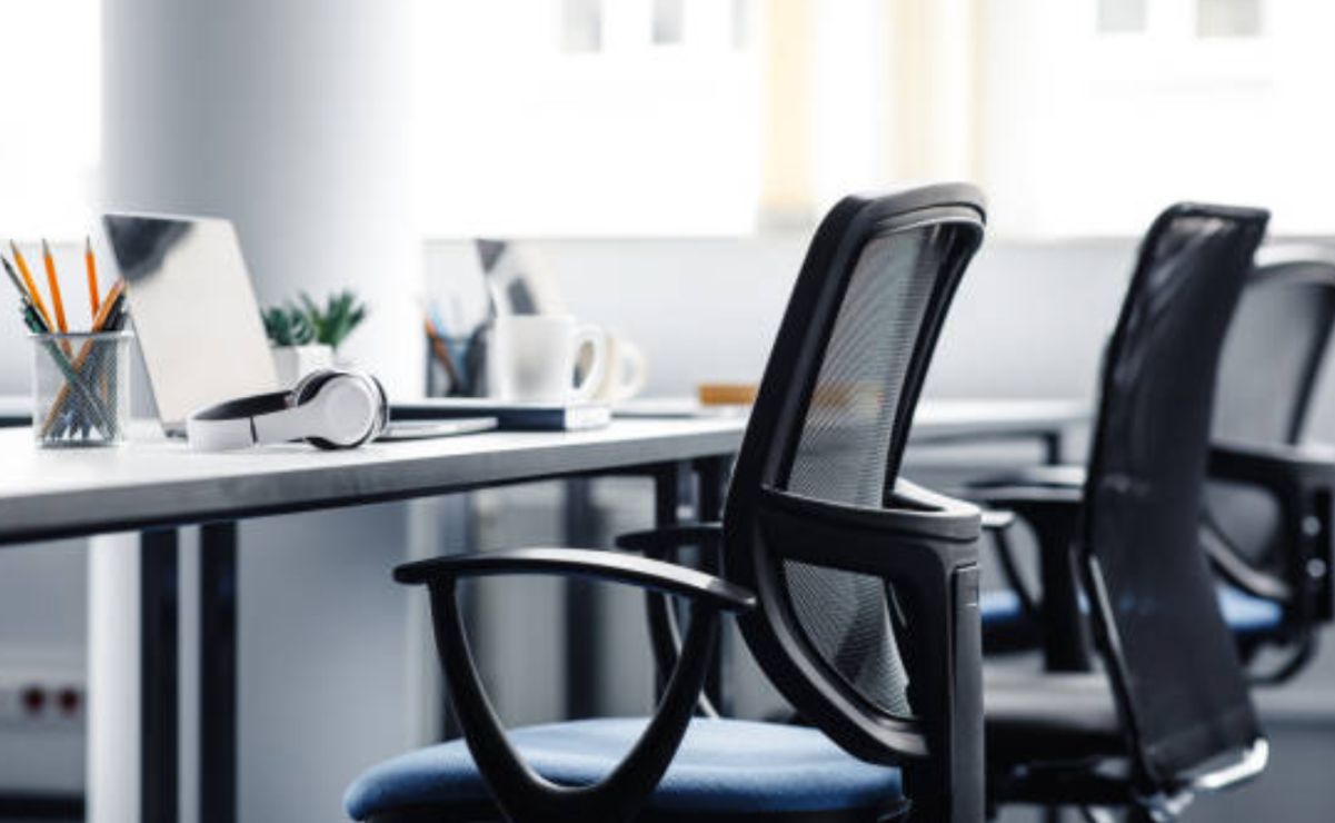 Los empleadores deberán proporcionar sillas con respaldo u otros medios adecuados para sus trabajadores.