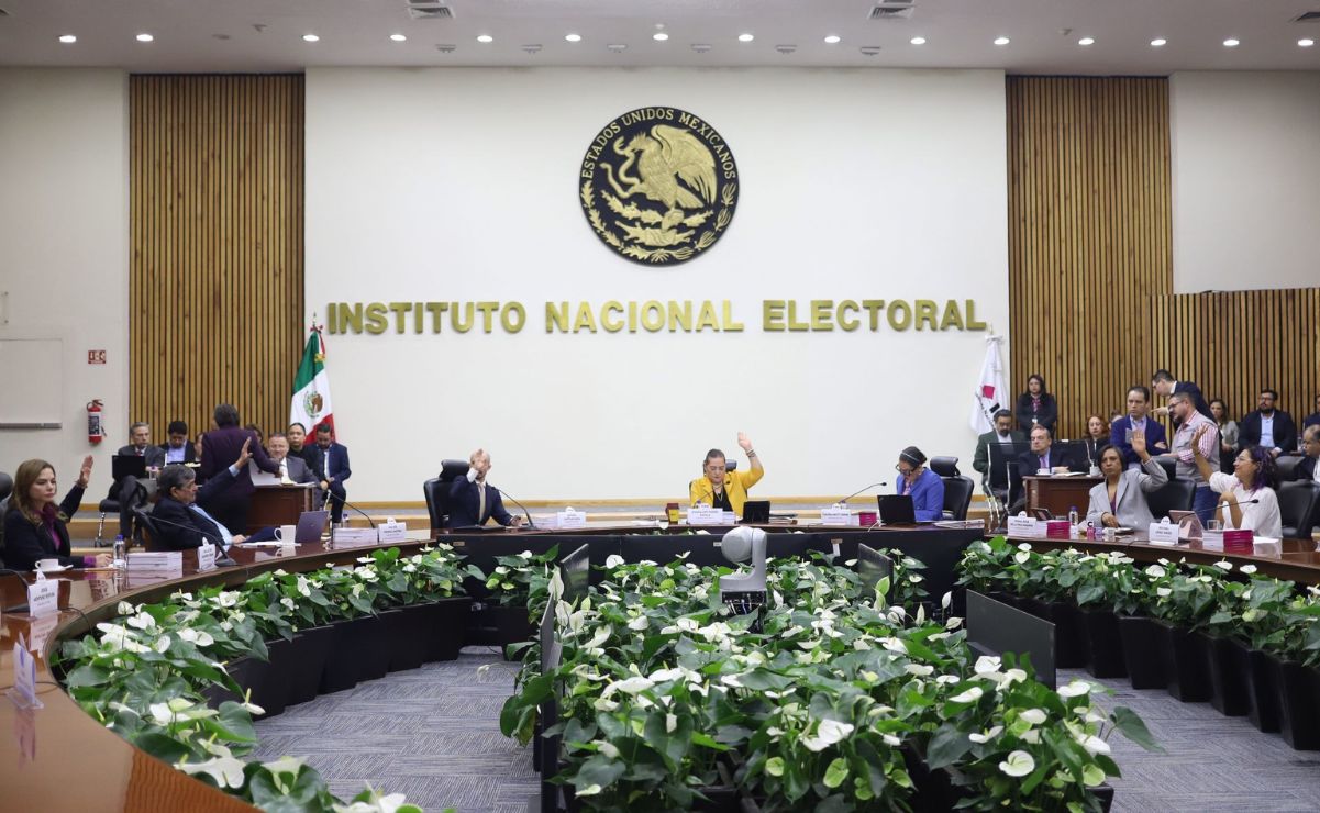 El Instituto Nacional Electoral (INE) sancionó al partido Morena con una multa de 21.6 millones de pesos por irregularidades.