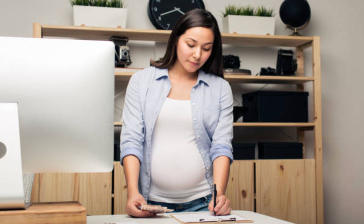 Aquí te decimos los principales derechos laborales que amparan a las madres trabajadoras.