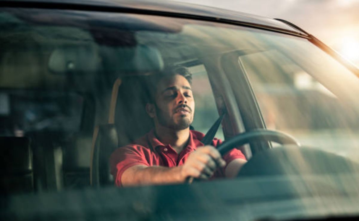 Un automovilista que se quedó dormido al volante provocó una aparatosa volcadura en las inmediaciones del AICM.