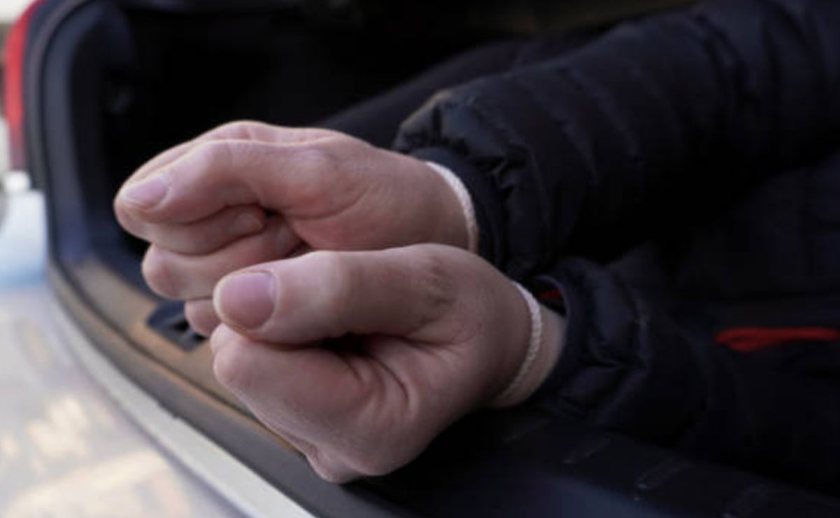 Los oficiales hallaron a una mujer atada de pies y manos, visiblemente alterada y con señales de crisis nerviosa.