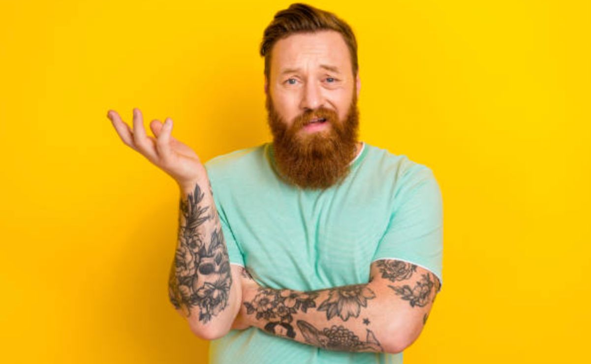 Tener un tatuaje no puede ser utilizado legalmente como razón para negar una contratación, degradar un puesto o despedir a una persona trabajadora.