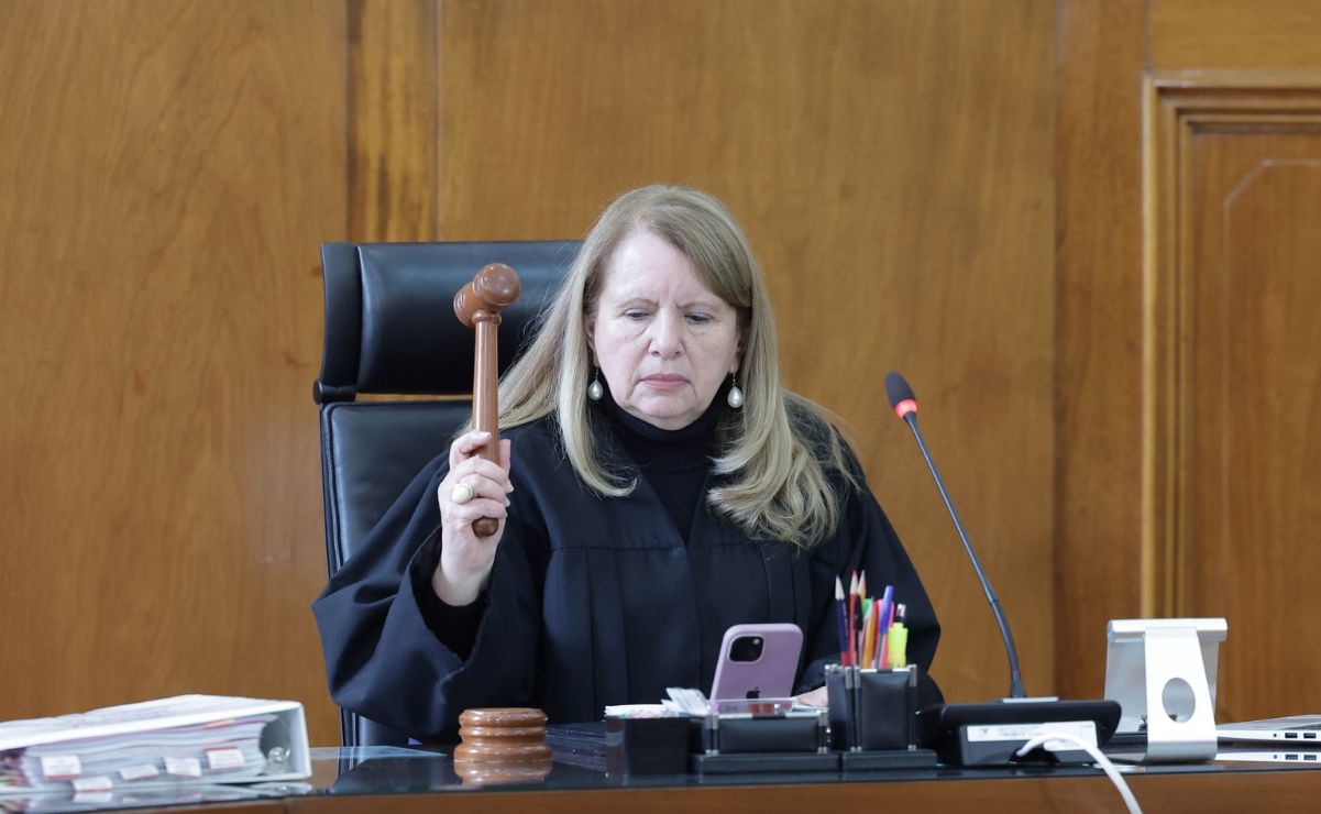 La ministra de la Suprema Corte de Justicia de la Nación (SCJN), Loretta Ortiz Ahlf, confirmó que el uso de la toga se mantendrá como parte del atuendo oficial durante las sesiones públicas del Pleno, incluido el periodo que iniciará bajo la nueva presidencia del máximo tribunal. “Platiqué con el (próximo) ministro presidente porque dije ‘yo sí voy a usar toga’, y que sí, que vamos a usar toga. Sí la vamos a usar”, afirmó Ortiz durante un encuentro público, al destacar que esta prenda representa un símbolo de la independencia judicial. “Para mí la toga tiene un significado muy especial, una carga especial”, agregó. Un acto que trasciende lo ceremonial Desde una perspectiva legal, la toga no es únicamente una prenda ceremonial: su uso está previsto en disposiciones administrativas y refleja principios constitucionales como la imparcialidad, la igualdad ante la ley y la separación de poderes. Su continuidad reafirma el compromiso de la Corte con su autonomía, en un contexto en el que se debate ampliamente el papel simbólico de las instituciones del Estado. En opinión de Ortiz Ahlf, la toga “anula cualquier signo de distinción personal”, y su uso uniforme refuerza la neutralidad que debe caracterizar a los integrantes del Poder Judicial. El tema cobró relevancia luego de que uno de los ministros designados expresó su intención de no portar esta vestimenta como forma de romper con los esquemas tradicionales del funcionariado. Corte itinerante y justicia cercana Durante su participación, Ortiz también adelantó que la SCJN tiene previsto realizar sesiones itinerantes fuera de la sede principal en la Ciudad de México, siguiendo el ejemplo de tribunales internacionales como la Corte Interamericana de Derechos Humanos. “Queremos ser una Corte cercana a la gente”, declaró, y aseguró que estas salidas del Pleno no implicarán un gasto excesivo para el Poder Judicial. Esta medida, en términos jurídicos, implicaría adecuaciones logísticas y administrativas, pero no representa una modificación sustancial a las facultades conferidas por la Constitución y la Ley Orgánica del Poder Judicial de la Federación. La toga y el marco normativo El uso de la toga en la SCJN tiene respaldo normativo desde un decreto presidencial de 1941, que establece las características del atuendo para ministros, jueces y magistrados en actos públicos. Aunque no está previsto en la Constitución, forma parte de las prácticas institucionales consolidadas que fortalecen la legitimidad del tribunal y la confianza ciudadana en la justicia. Ortiz concluyó que portar toga no solo representa una tradición, sino una convicción: “Cuando me pongo la toga me siento con mayor responsabilidad. Me siento independiente y autónoma”, expresó. El decreto de 1941: fundamento normativo del uso de la toga Aunque no se encuentra en la Constitución, el uso de la toga por parte de los ministros de la Suprema Corte está respaldado por el Decreto Presidencial del 4 de marzo de 1941, publicado en el Diario Oficial de la Federación. Este ordenamiento establece que los miembros del máximo tribunal deberán portar una toga de seda negra “con cuello del mismo color” durante sus funciones públicas, como símbolo de solemnidad, igualdad y autoridad judicial. Si bien este decreto no es una ley en sentido estricto, constituye una disposición administrativa obligatoria para los integrantes del Poder Judicial de la Federación y continúa vigente, salvo reforma o abrogación expresa. Por ello, cualquier decisión de eliminar el uso de la toga requeriría una modificación formal, ya sea mediante un nuevo decreto presidencial o por medio de reformas al reglamento interno del tribunal. Más allá del aspecto normativo, el uso de la toga se interpreta como una forma de preservar la neutralidad institucional y reforzar la imagen del juez como servidor público imparcial, desligado de intereses personales o partidistas. En este sentido, la decisión de mantenerla no solo tiene sustento jurídico, sino también simbólico y funcional dentro del marco de independencia del Poder Judicial.