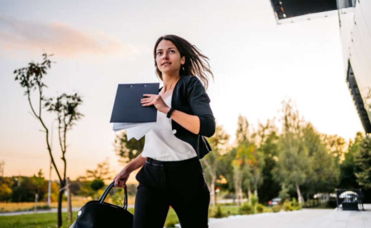 La LFT no menciona explícitamente la palabra “retardo”.