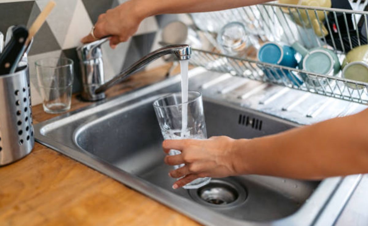 Aquellas personas que enfrenten un corte de agua potable en su hogar ya no tendrán que preocuparse por “correr” a presentar un amparo en un plazo específico.