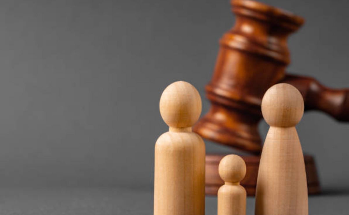 La custodia compartida implica que ambos progenitores ejercen de forma equitativa la guarda y cuidado de sus hijos.