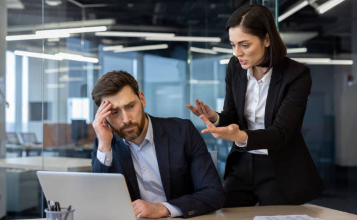En pocas palabras, sí puedes poner límites si alguien en el trabajo te humilla, te acosa o te presiona de forma indebida.