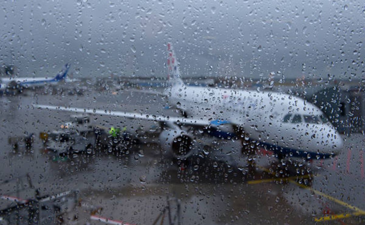 Aunque el clima es un factor que las aerolíneas no pueden controlar, la ley establece que sí tienes derechos como pasajero.