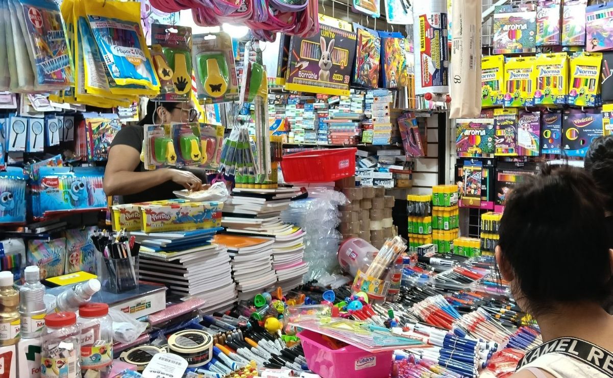 El regreso a clases suele venir acompañado de largas listas de útiles y la presión de comprar uniformes nuevos.