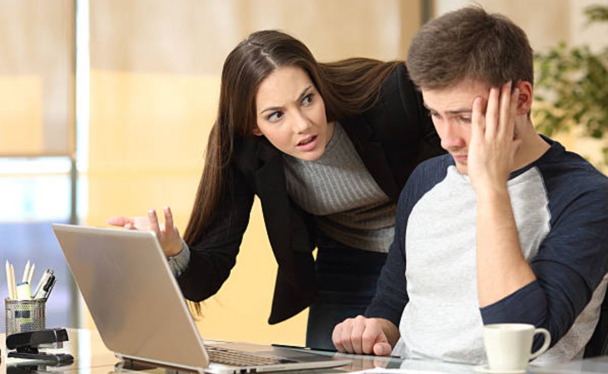 La legislación mexicana contempla diferentes tipos de sanciones cuando se demuestra un caso de acoso laboral.