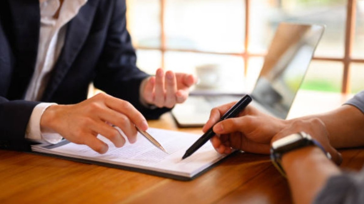 El escrito en que consten las condiciones de trabajo deberá contener diferentes puntos.