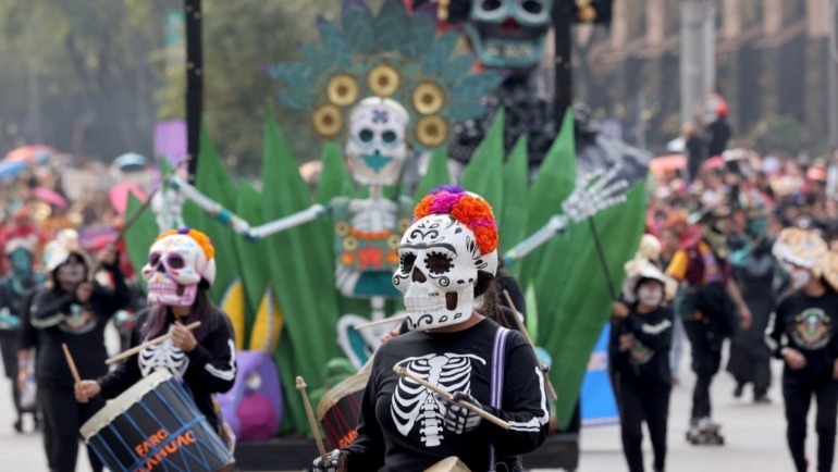 De acuerdo con el artículo 74 de la Ley Federal del Trabajo (LFT), las fechas de descanso obligatorio no incluyen ni el 1 ni el 2 de noviembre.