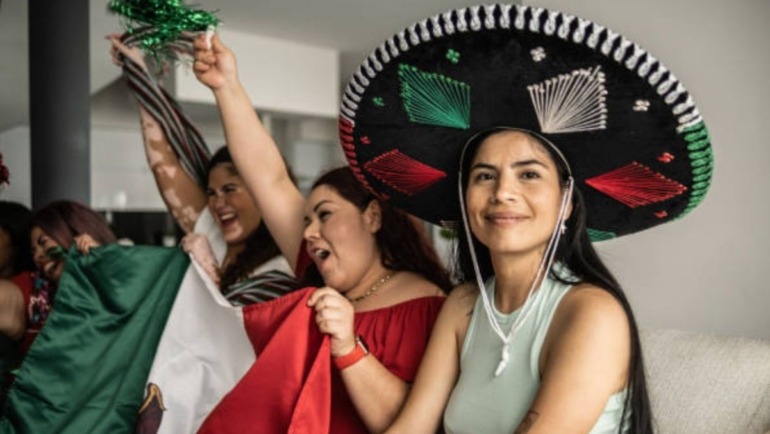 El artículo 75 de la LFT señala que las personas que laboren en días de descanso obligatorio tienen derecho a recibir un pago adicional.