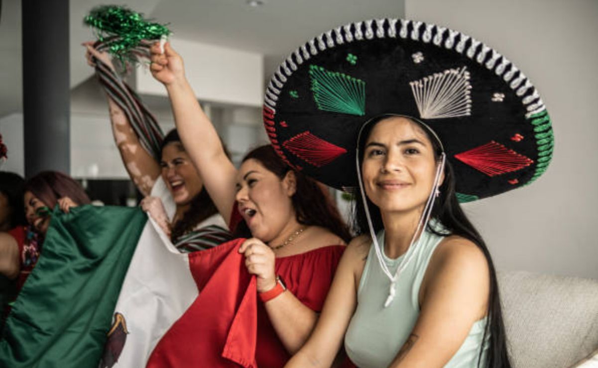 El artículo 75 de la LFT señala que las personas que laboren en días de descanso obligatorio tienen derecho a recibir un pago adicional.