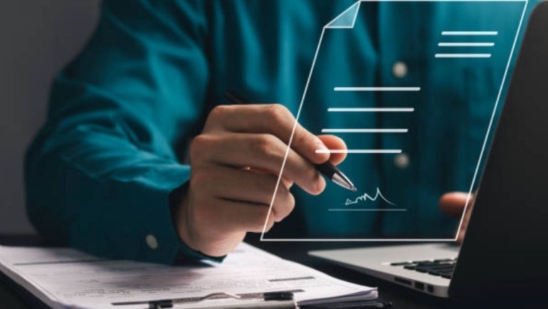 La resolución enfatiza que no corresponde al juez determinar la falsedad con base únicamente en su percepción.