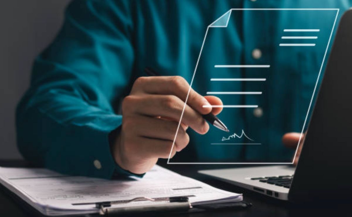 La resolución enfatiza que no corresponde al juez determinar la falsedad con base únicamente en su percepción.