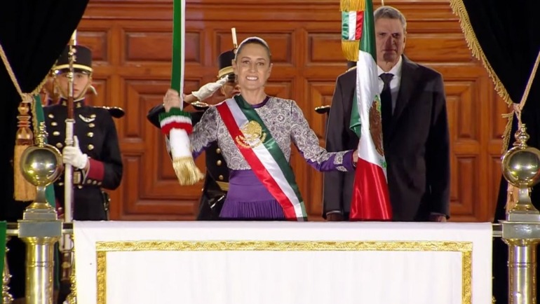 La noche de este 15 de septiembre, la presidenta Claudia Sheinbaum encabezó por primera vez el tradicional Grito de Independencia desde el balcón central de Palacio Nacional.