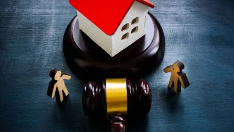 Heredar una casa o un terreno implica responsabilidades legales.