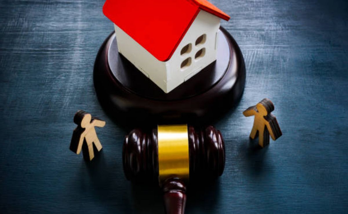 Heredar una casa o un terreno implica responsabilidades legales.