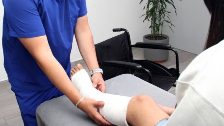 La Ley Federal del Trabajo (LFT) establece que los trabajadores tienen derecho a no asistir a sus labores cuando exista una incapacidad.