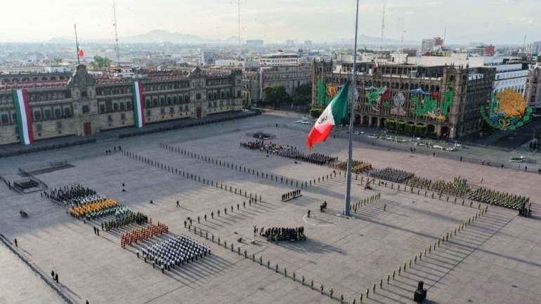 El acto no es meramente protocolario. Tiene sustento en la Ley sobre el Escudo, la Bandera y el Himno Nacionales.