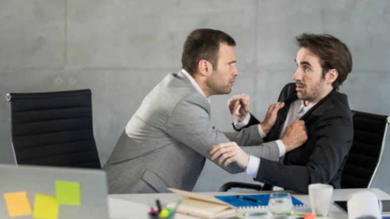 Un trabajador sí puede grabar lo que su jefe le dice directamente, aunque éste no lo sepa.