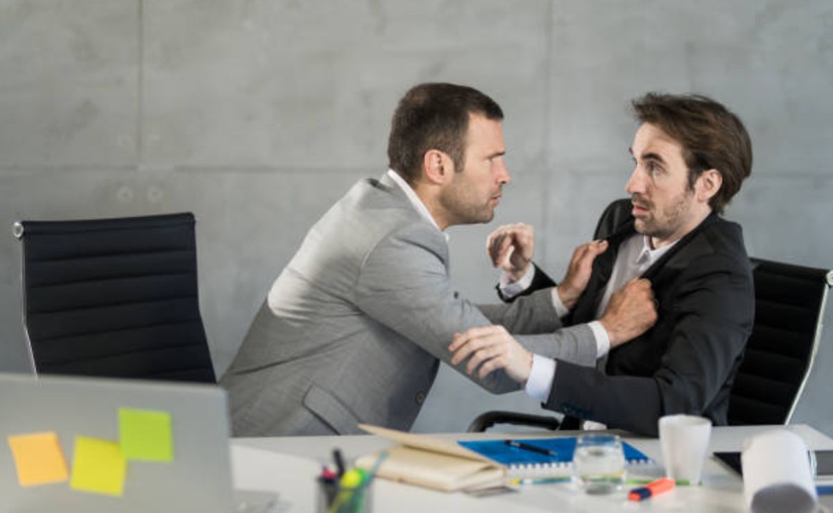 Un trabajador sí puede grabar lo que su jefe le dice directamente, aunque éste no lo sepa.