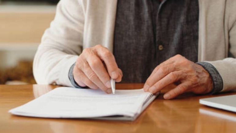 La sustitución hereditaria permite que el testador nombre a otra persona para recibir la herencia.