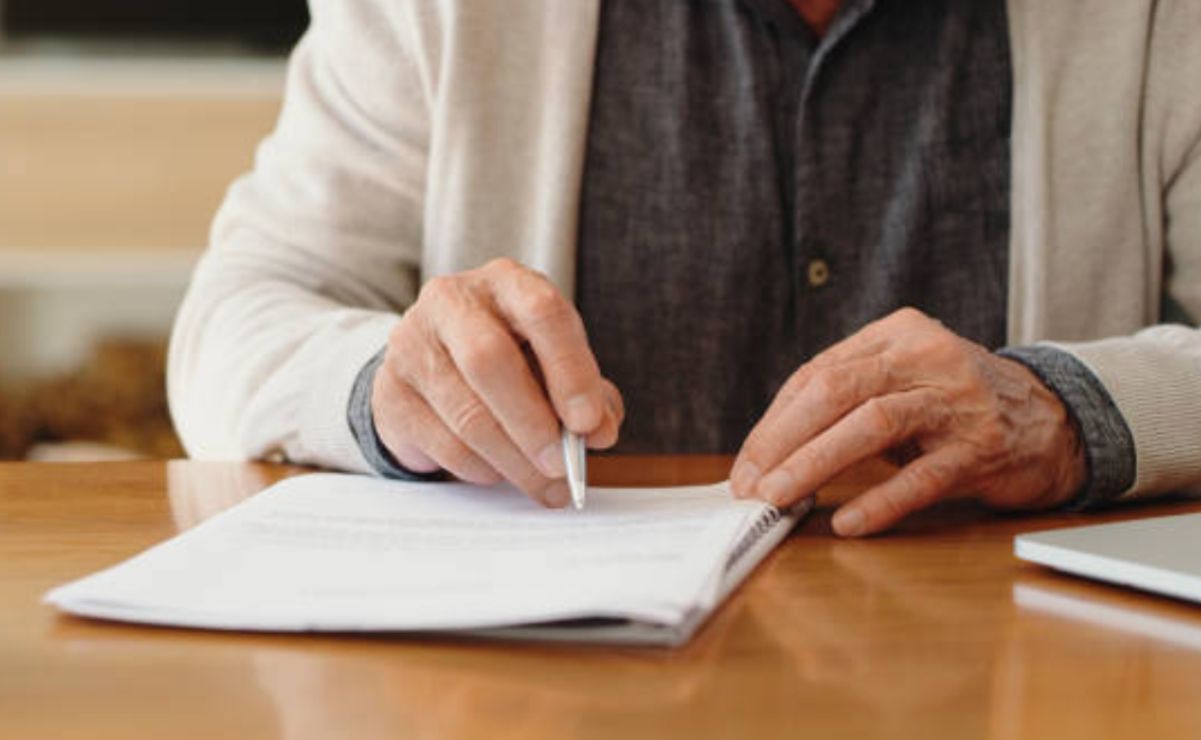 La sustitución hereditaria permite que el testador nombre a otra persona para recibir la herencia.