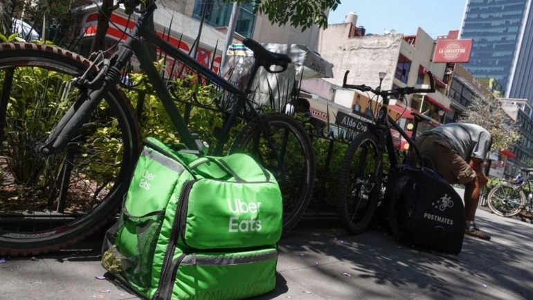 El engaño comienza cuando un supuesto repartidor llega a un domicilio simulando llevar un paquete.