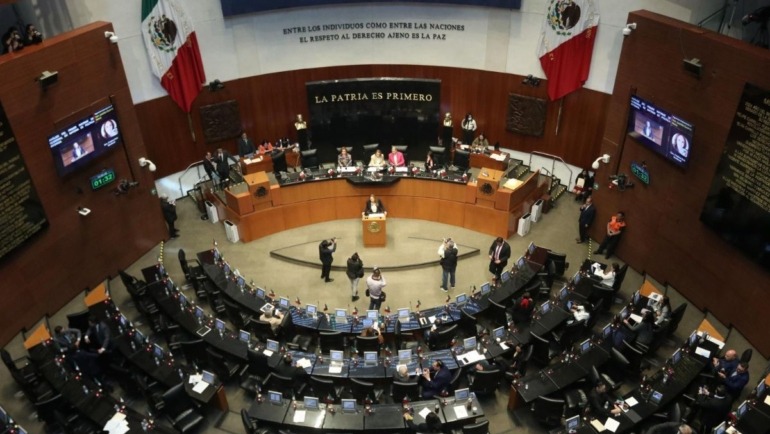 La reforma modifica el inciso a) de la fracción XXI del artículo 73 constitucional.