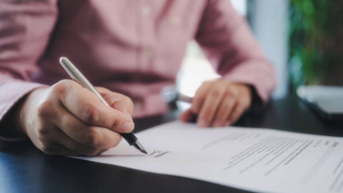 Cualquier persona mayor de edad y en pleno uso de sus facultades mentales puede otorgar testamento.
