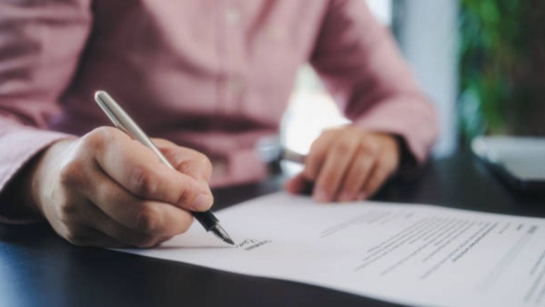 Cualquier persona mayor de edad y en pleno uso de sus facultades mentales puede otorgar testamento.