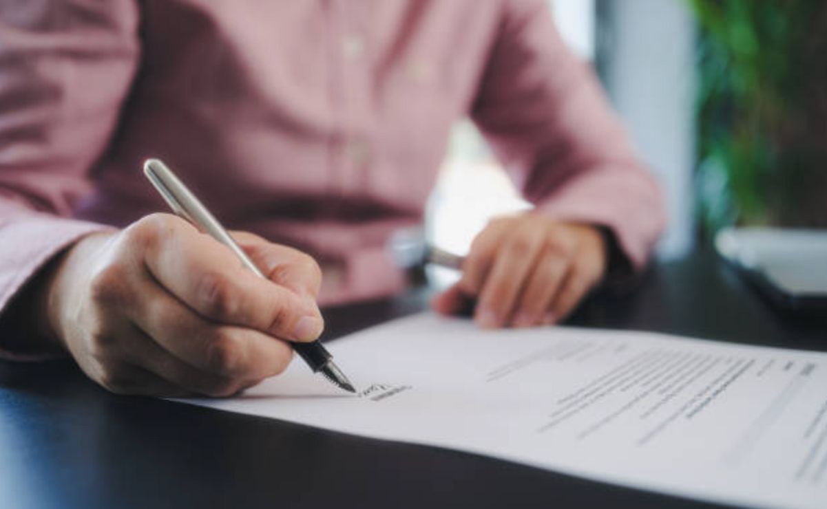 Cualquier persona mayor de edad y en pleno uso de sus facultades mentales puede otorgar testamento.