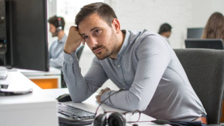 Un contrato por honorarios se establece cuando una persona física presta servicios profesionales de manera independiente.