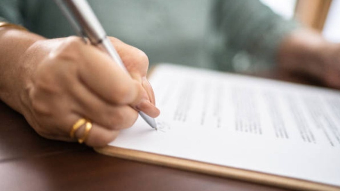 El Código Civil Federal define el testamento como el acto jurídico mediante el cual una persona dispone de sus bienes y derechos para después de su muerte.