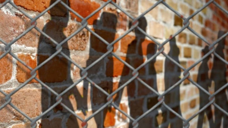 Esta medida garantiza que los migrantes no sean objeto de privaciones arbitrarias de libertad.