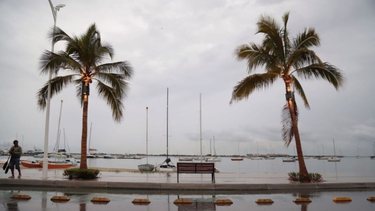 El paso del huracán Priscilla no solo pone a prueba la resistencia de techos y caminos.