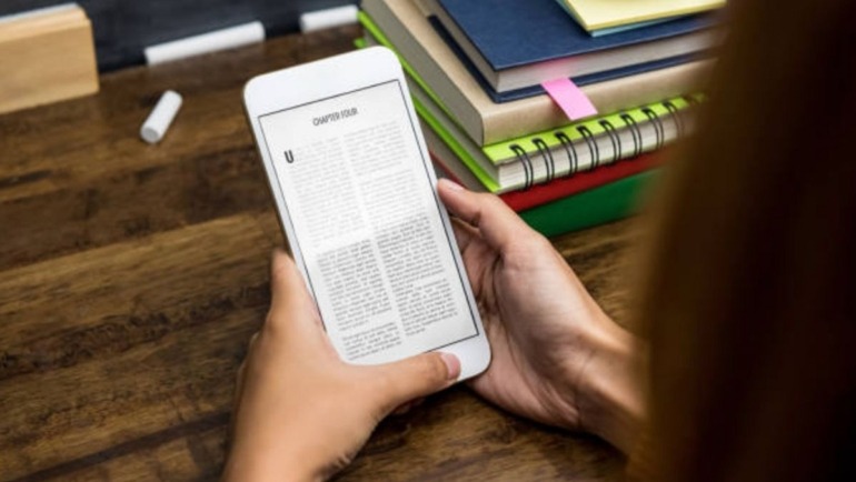 La propuesta establece que la SEP deberá impulsar el uso de libros electrónicos.