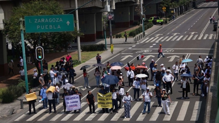 La ley advierte que cerrar carreteras o impedir el libre tránsito puede implicar castigos.