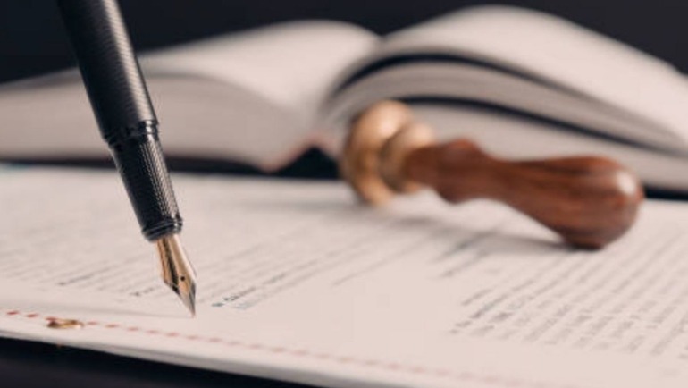 La nulidad de testamento significa que un testamento no tiene validez porque fue hecho con errores.