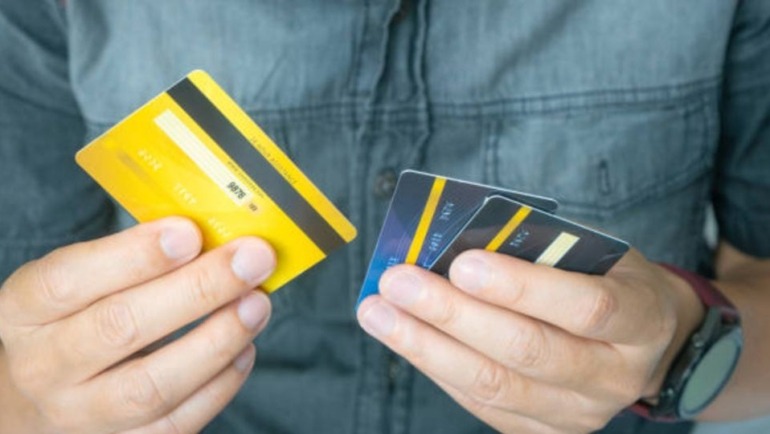 La iniciativa aprobada prohíbe que los bancos y entidades financieras emitan tarjetas sin autorización.