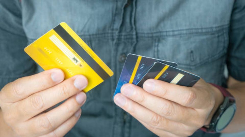 La iniciativa aprobada prohíbe que los bancos y entidades financieras emitan tarjetas sin autorización.