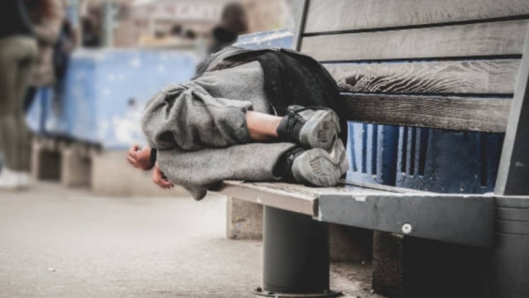 La respuesta es que no pueden multarte simplemente por dormir en la calle.